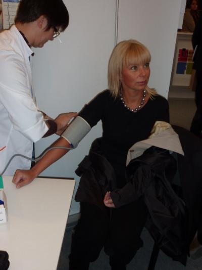 Fot. 3 Z pomiaru ciśnienia tętniczego skorzystała także Elżbieta Bieńkowska &ndash; Minister Rozwoju Regionalnego
